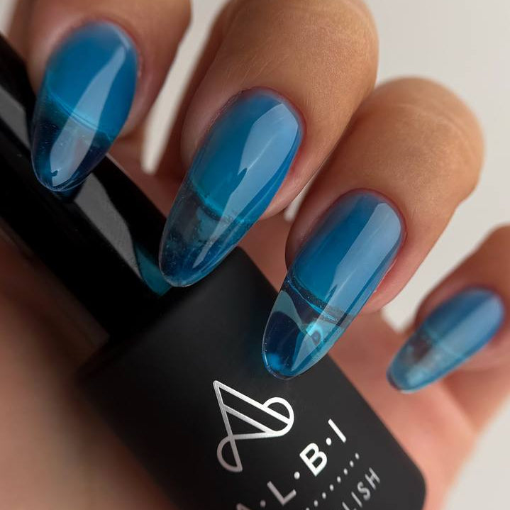 Vitrage 5 Albi bleu translucide sur ongles amande, Ongles Pro