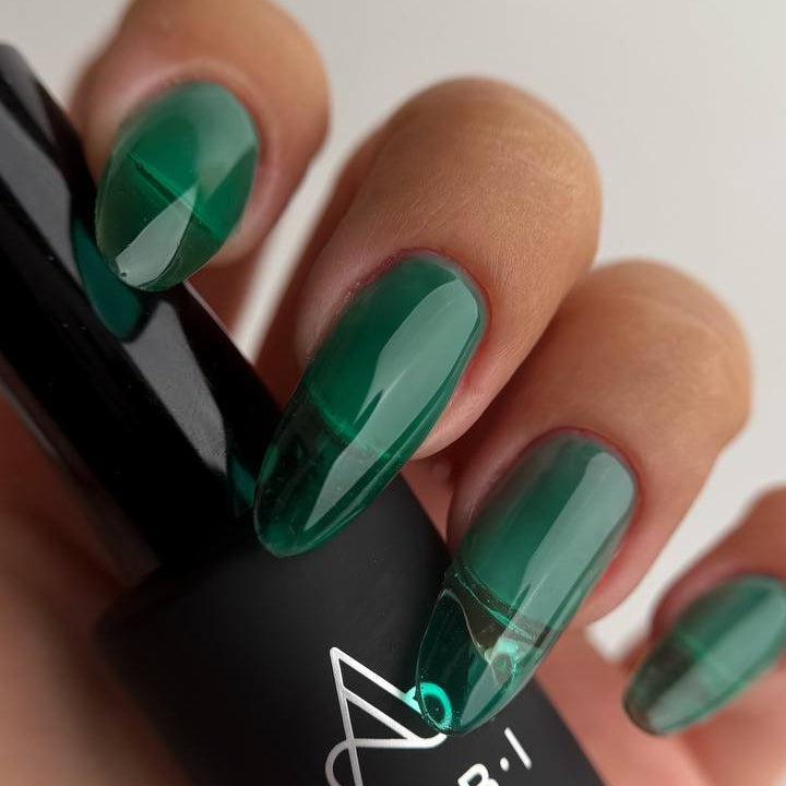 Vitrage 6 Albi vert translucide sur ongles amande, Ongles Pro