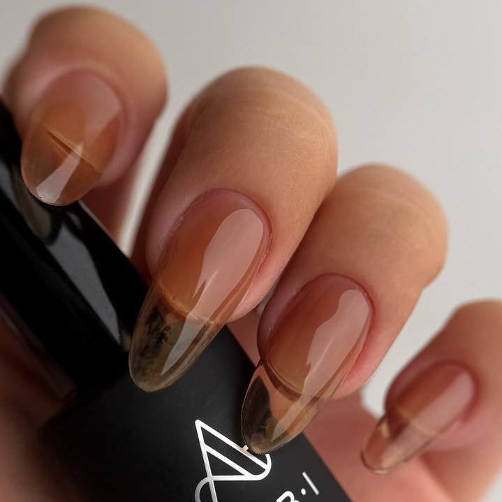 Vitrage 2 Albi ambre clair translucide sur ongles amande, Ongles Pro