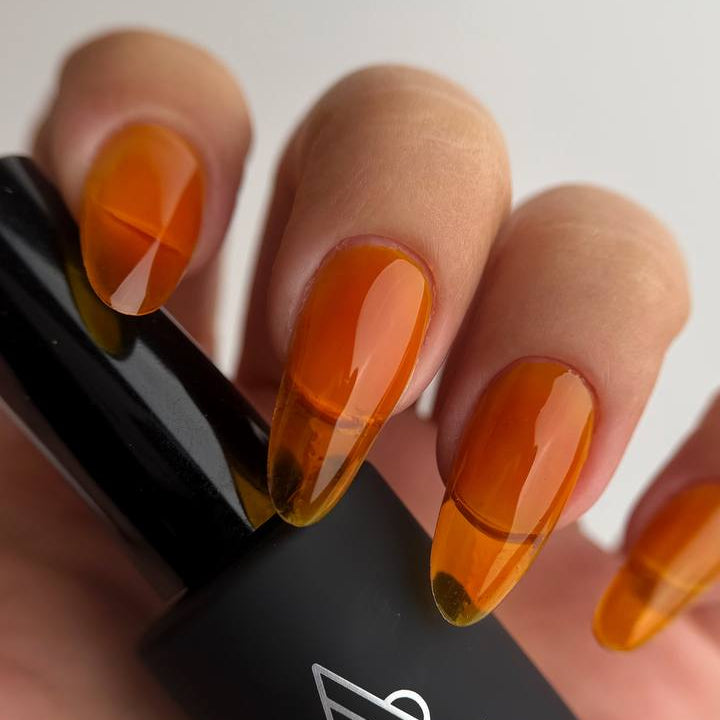 Vitrage 3 Albi ambre orangé translucide sur ongles amande, Ongles Pro