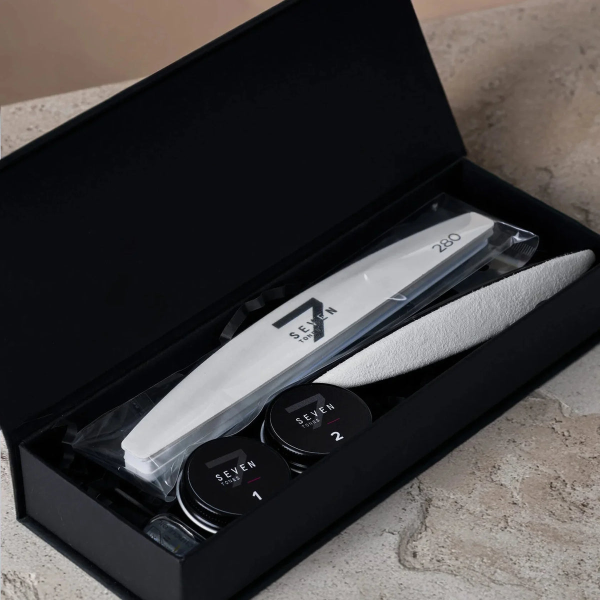 Coffret manucure japonaise Seven Tones ouvert, contenu détaillé - Ongles Pro