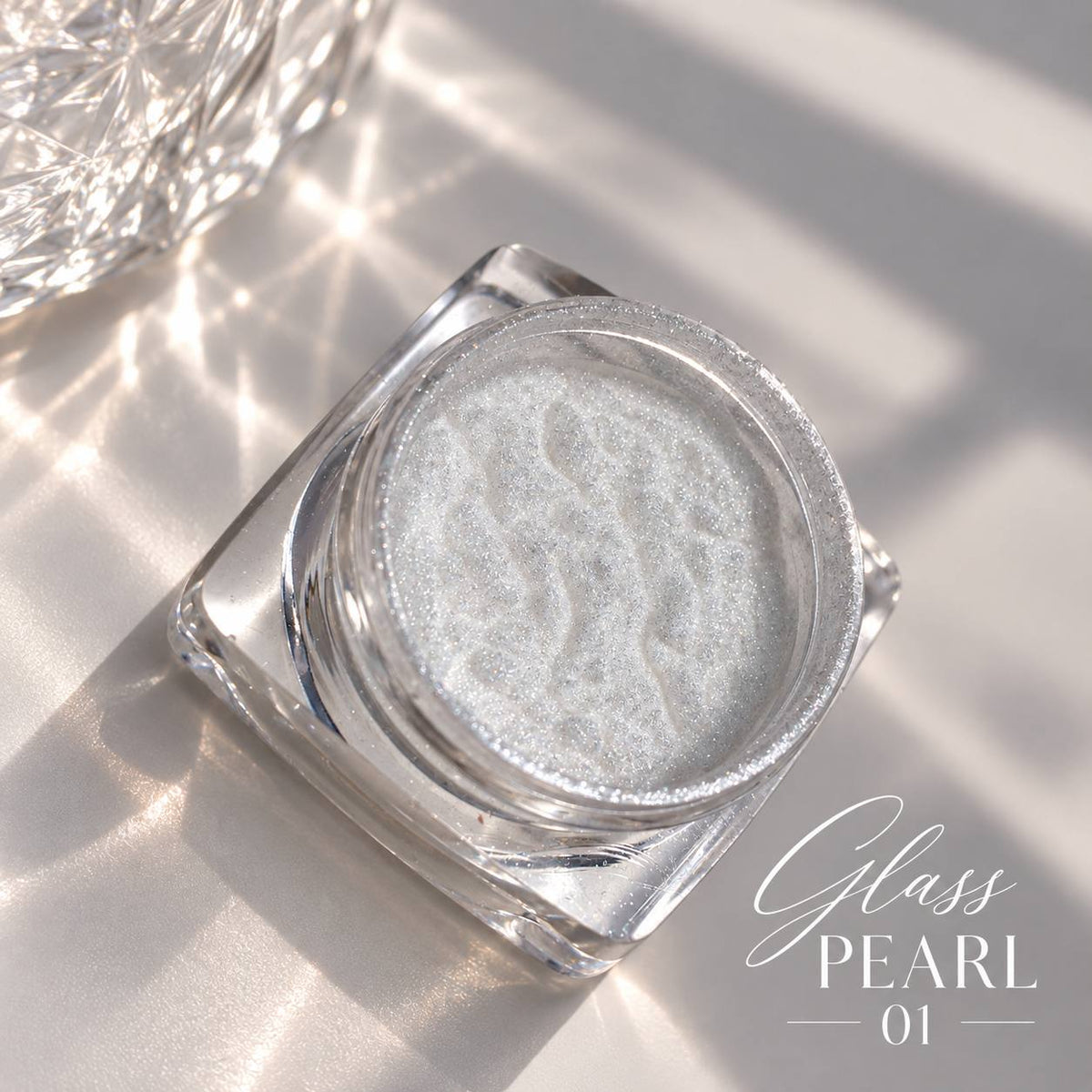 Poudre à frotter Glass Pearl 01 Nails LSK, pot ouvert sur la poudre nacrée