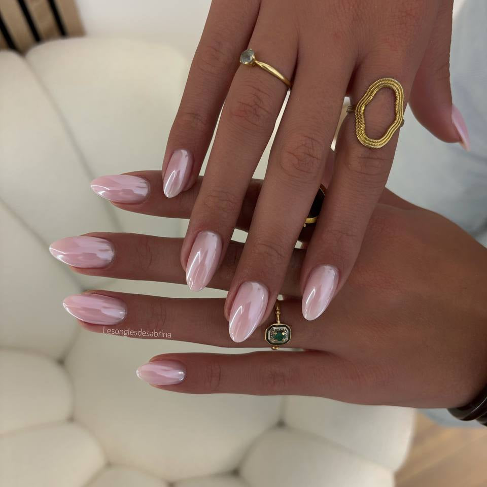 Pose effet perle Glass Pearl 01 Nails LSK sur ongles amande rose clair